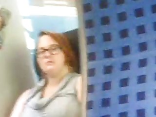 Ela contou-me a masturbar-se, de trem, para ver-me assistir filme pornô madura peituda