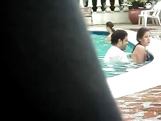 Privado pornô com minha esposa on-line, sexo na piscina pública de 18 anos de idade caliente